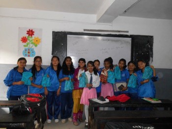 Mädchen nach dem Unterricht mit Menstrupedia Comic und Menstruations-Sets